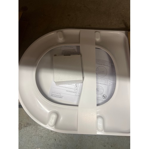 6004 - ROPER RHODES TOILET SEAT / APPEARS NEW / OPEN BOX / A44