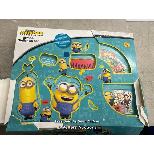 6037 - MINIONS BUMPER STATIONERY SET / APPEARS NEW DAMAGED PACKAGING / A38