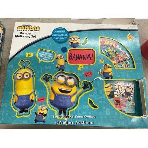 6038 - MINIONS BUMPER STATIONERY SET / APPEARS NEW DAMAGED PACKAGING / A38