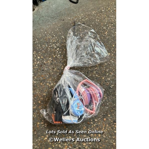 6057 - BAG OF HEADPHONES / e31