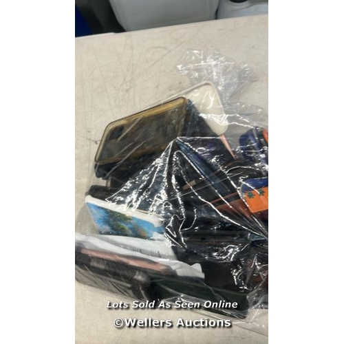 6059 - BAG OF PRE-OWNED PHONE CASES / e31