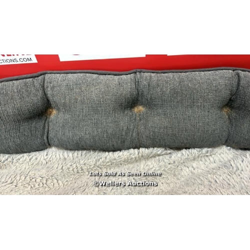 6103 - KIRKLAND SIGNATURE TUFTED CUDDLER PET BED 30