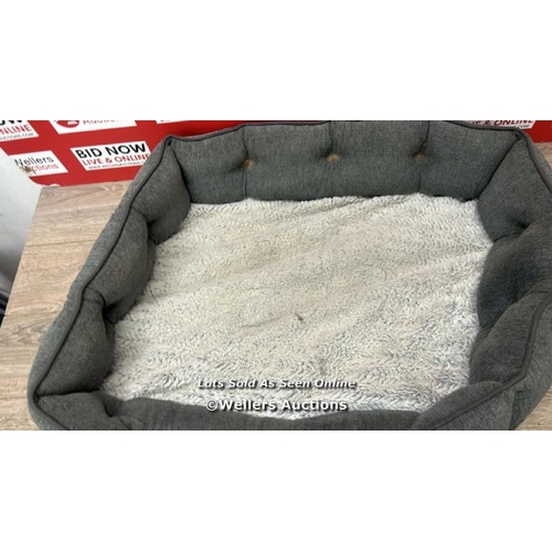 6103 - KIRKLAND SIGNATURE TUFTED CUDDLER PET BED 30