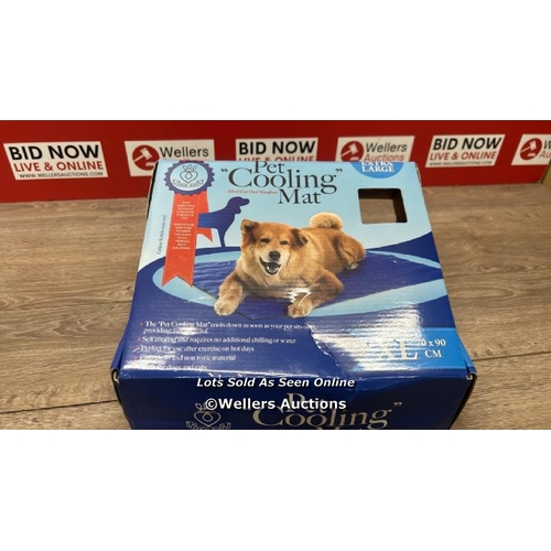 6106 - COOL CLUB XL DOG COOLING MAT / SIGNS OF USE / A34