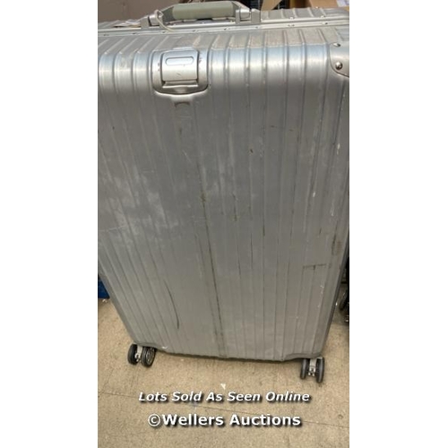 6993 - X2 SUITCASES STATIC