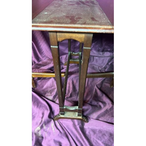 391 - Early 20th century mahogany drop leaf table, 55cm (h) x 87cm (h) x 60cm (d)  / All lots are located ... 