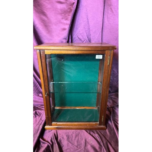 463 - Early 20th century glazed display cabinet with green felt lined interior and single glass shelf, 65c... 