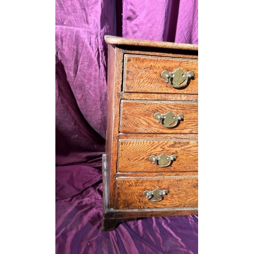 477 - An 18th century bachelors chest of four graduated drawers on bracket feet in oak, with good color an... 