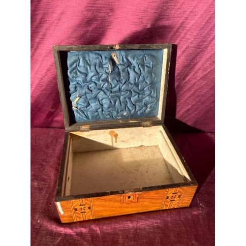 529 - An inlaid mahogany trinket box, 12cm (h) x 29cm (w) x 25cm (d)  / All lots are located at The Barn, ... 