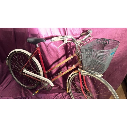 575 - A vintage Raleigh Sport bicycle  / All lots are located at The Barn, Hampstead Farm, Nr Henley on Th... 