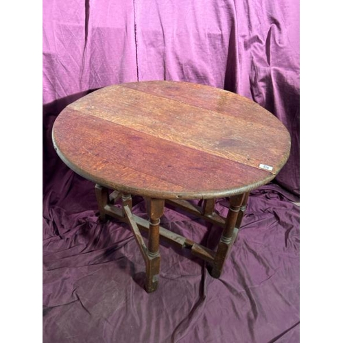 578 - An 18th century oak drop leaf table, 67cm (h) x 89cm (w)  / All lots are located at The Barn, Hampst... 