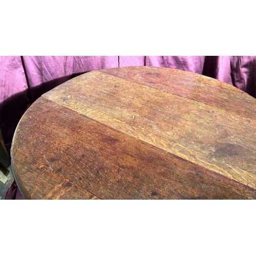 578 - An 18th century oak drop leaf table, 67cm (h) x 89cm (w)  / All lots are located at The Barn, Hampst... 