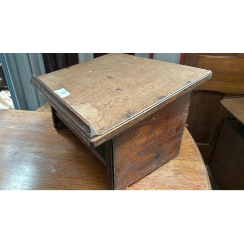 100 - A table top lecturn, 30cm (h) x 50cm (w) x 40cm (d)  / All lots are located at Gower Reclamation, Un... 