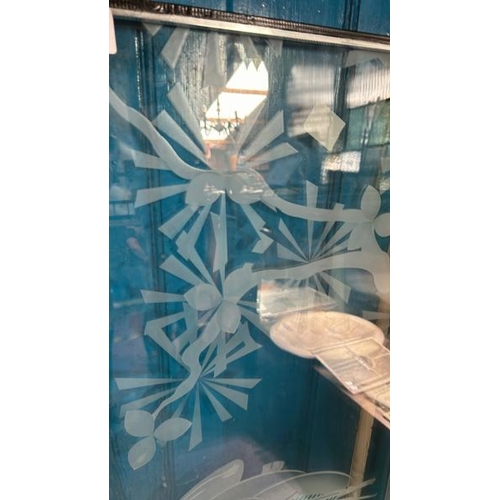 131 - A frosted glass window with oriental theme, 114cm (h) x 50cm (w)  / All lots are located at Gower Re... 