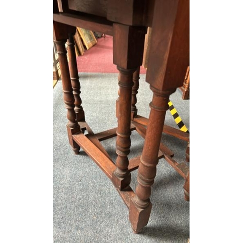 162 - Circular oak drop leaf table on turned legs, 73cm (h) x 105cm (w)   / All lots are located at Gower ... 