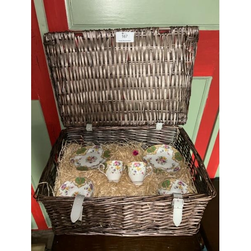 167 - Wicker style hamper with tea set for two, by Tuscan Fine English Bone China  / All lots are located ... 