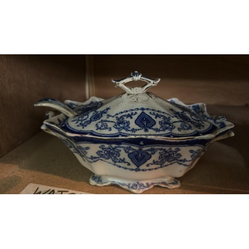 265 - A Whieldonware 'Byron' part dinner service, including serving dishes, gravy boats and plates, approx... 