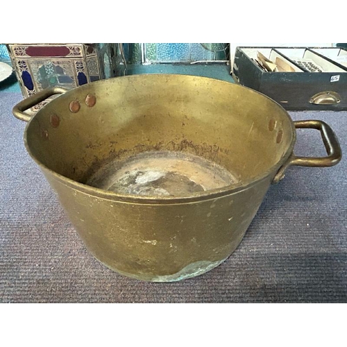 315 - A traditional brass and copper Welsh cawl pot, 19cm (h) x 36cm (dia)  / All lots are located at Gowe... 