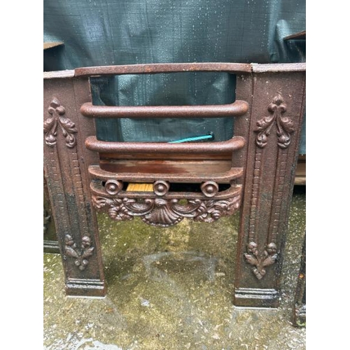 322 - Cast iron hob grate, 46cm (h) x 51cm (w) x 25cm (d)  / All lots are located at Gower Reclamation, Un... 