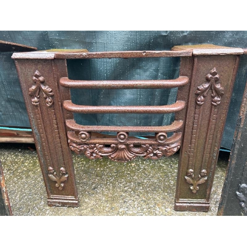 324 - Cast iron hob grate, 46cm (h) x 51cm (w) x 25cm (d)  / All lots are located at Gower Reclamation, Un... 