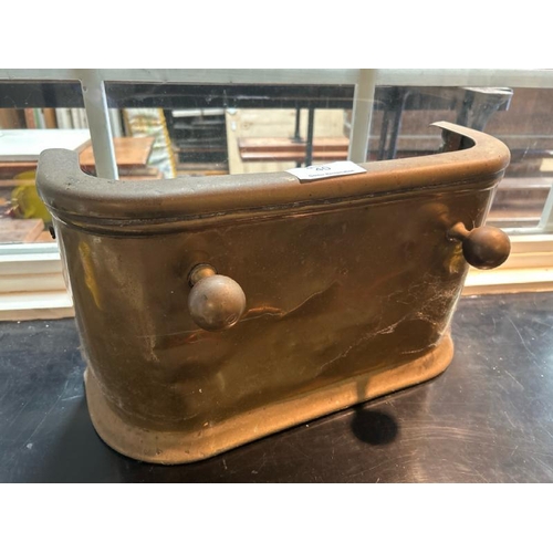 40 - A brass fender, 26cm (h) x 47cm (w) x 20cm (d)  / All lots are located at Gower Reclamation, Unit 17... 