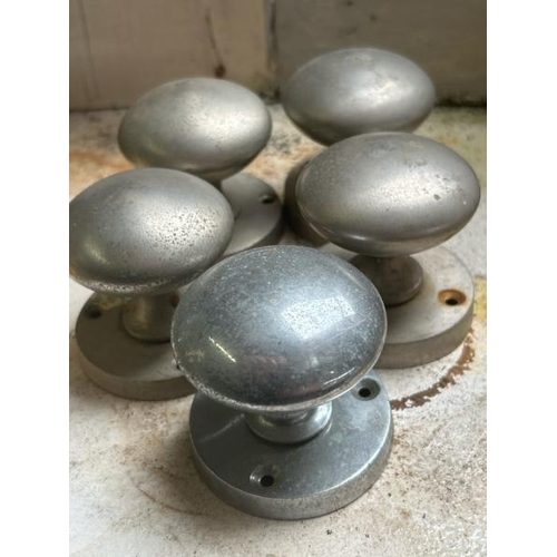 513 - Five metal door knobs  / All lots are located at Gower Reclamation, Unit 17b, Crofty Industrial Esta... 