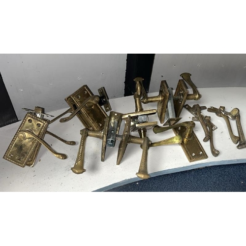 530 - Five sets of brass door handles with rope design with four matching window latches  / All lots are l... 