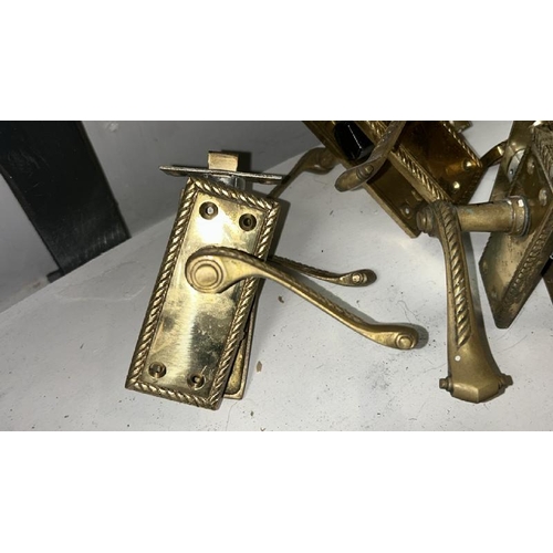 530 - Five sets of brass door handles with rope design with four matching window latches  / All lots are l... 