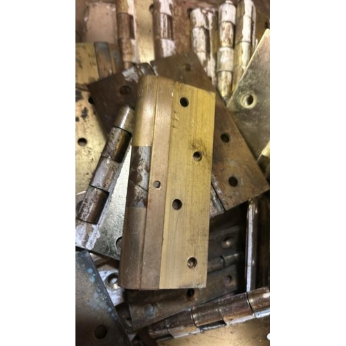 537 - Box of brass door hinges, assorted sizes   / All lots are located at Gower Reclamation, Unit 17b, Cr... 