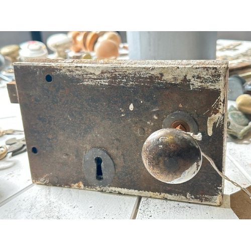 543 - Old cast iron rim lock and handle, 20x13x5cm  / All lots are located at Gower Reclamation, Unit 17b,... 