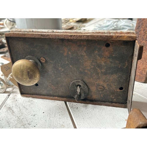 543 - Old cast iron rim lock and handle, 20x13x5cm  / All lots are located at Gower Reclamation, Unit 17b,... 