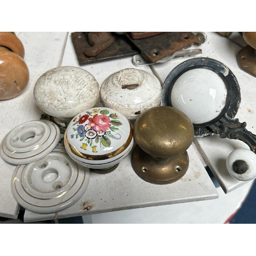 548 - Assorted vintage door knobs including ceramic brass and mechanised  / All lots are located at Gower ... 