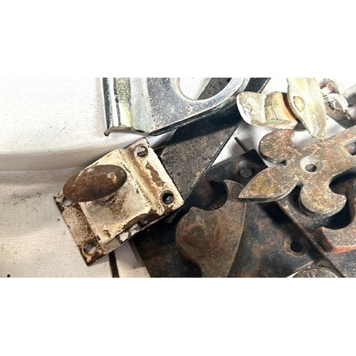 549 - Assorted latches brackets and thumb turn lock   / All lots are located at Gower Reclamation, Unit 17... 