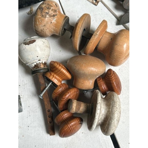 550 - Assorted wooden door knobs  / All lots are located at Gower Reclamation, Unit 17b, Crofty Industrial... 