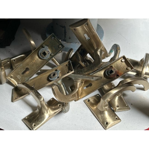 559 - Assorted modern brass door handles, different sizes  / All lots are located at Gower Reclamation, Un... 