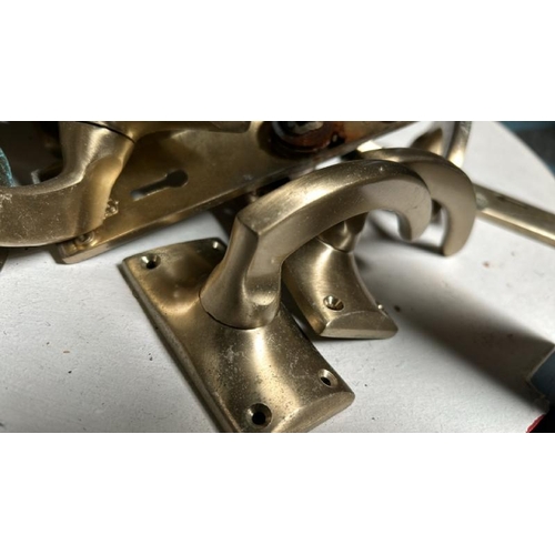 559 - Assorted modern brass door handles, different sizes  / All lots are located at Gower Reclamation, Un... 