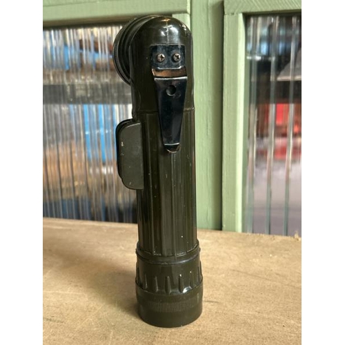 638 - World war two US military issue flashlight model TL-122, working order  / All lots are located at Go... 