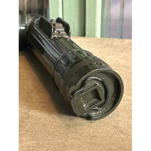 638 - World war two US military issue flashlight model TL-122, working order  / All lots are located at Go... 