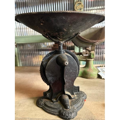 640 - Vintage Salters cast iron and brass family scale number 45  / All lots are located at Gower Reclamat... 