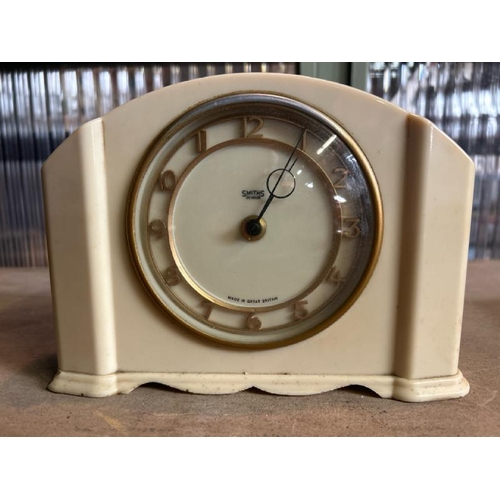 649 - Vintage Smiths bakelight mantle clock, 19x13.5cm  / All lots are located at Gower Reclamation, Unit ... 