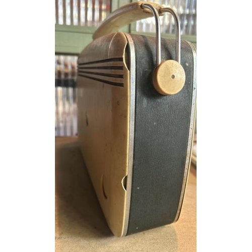 650 - Vintage Bush radio type TR82C as found, 33x23cm  / All lots are located at Gower Reclamation, Unit 1... 