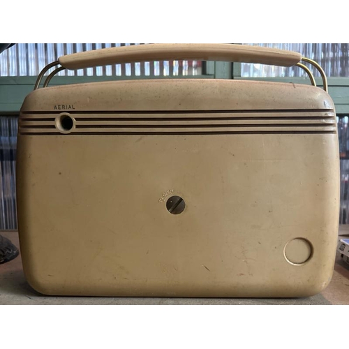 651 - Vintage Bush radio type TR82B as found, 33x23cm  / All lots are located at Gower Reclamation, Unit 1... 