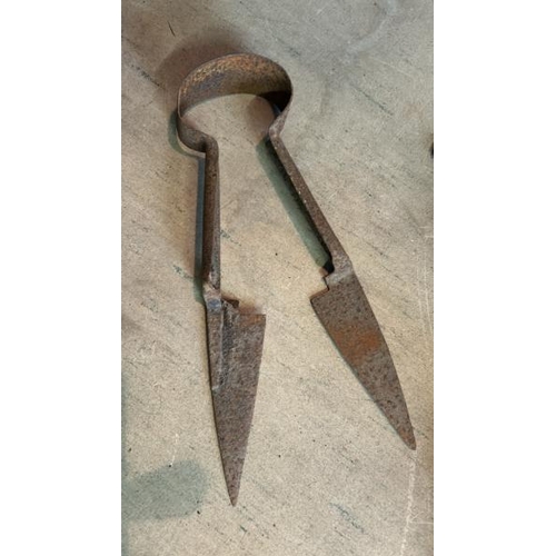 653 - Collection of vintage tools including washing tongs, sheep shears, Spong's bean slicer number 632 an... 