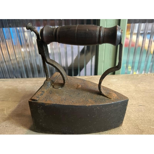 657 - Cast iron iron, 14x17x9cm  / All lots are located at Gower Reclamation, Unit 17b, Crofty Industrial ... 