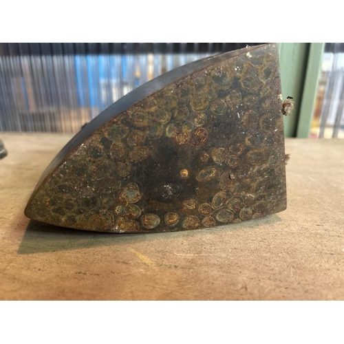 657 - Cast iron iron, 14x17x9cm  / All lots are located at Gower Reclamation, Unit 17b, Crofty Industrial ... 