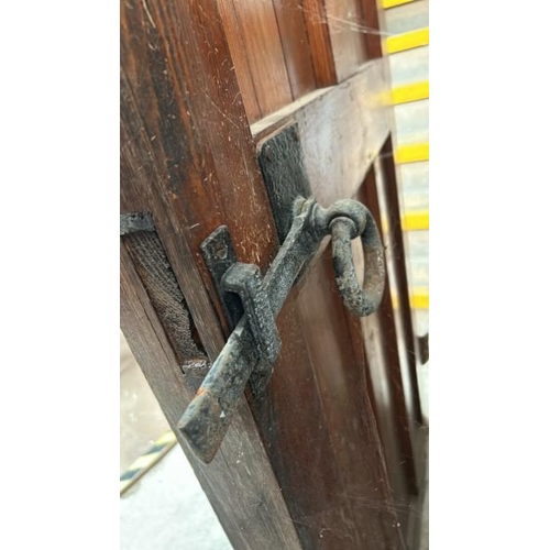 761 - Large church door with cast iron handle, 208cm (h) x 77cm (w) x 7cm (d)  / All lots are located at G... 