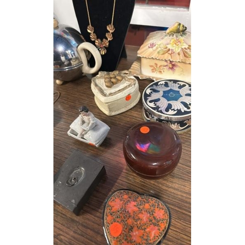 79 - A collection of assorted bric-a-brac to include trinket boxes, fashion jewellery etc.   / All lots a... 