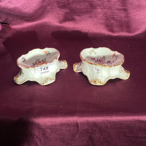 749 - Pair of porcelain salt cellars with floral motifs and gilt accents, featuring a scalloped edge desig... 