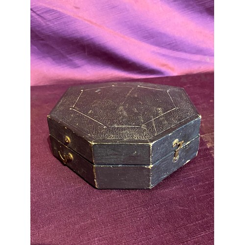 915 - Early 19th century cased compass / All lots are located at The Barn, Hampstead Farm, Nr Henley on Th... 