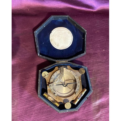 915 - Early 19th century cased compass / All lots are located at The Barn, Hampstead Farm, Nr Henley on Th... 